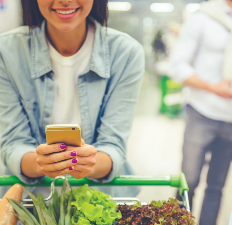 Persona haciendo compras en el supermercado