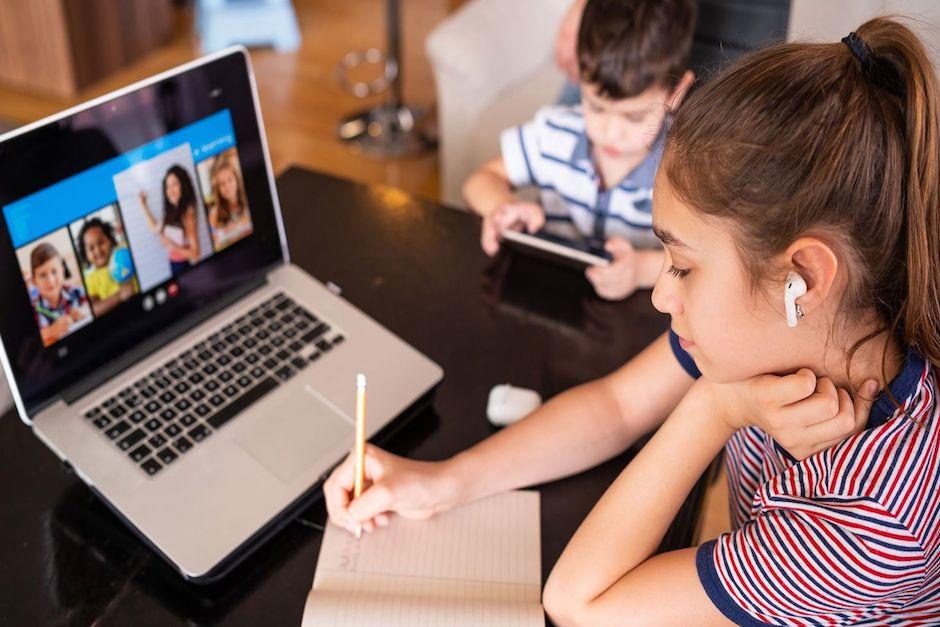 adolescentes estudiando frente una computadora