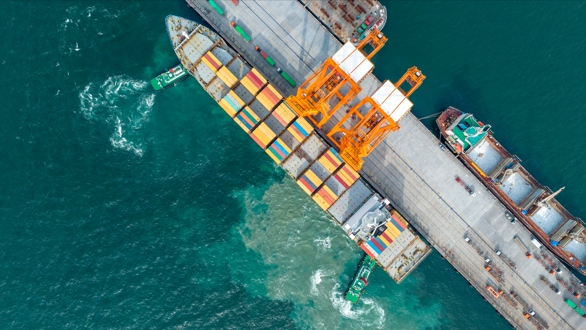 Barco carguero con contenedores en muelle. Comercio Exterior. III TRIM 2024. Preliminar.