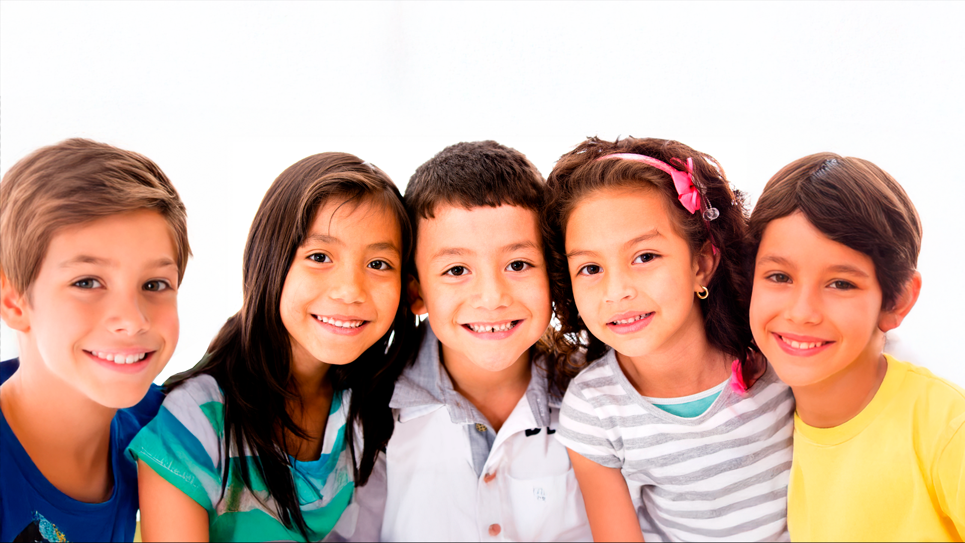 Imagen ilustrativa. Tres niños y dos niñas de edad escolar miran al frente. Especial del Día del niño y la niña 2025.