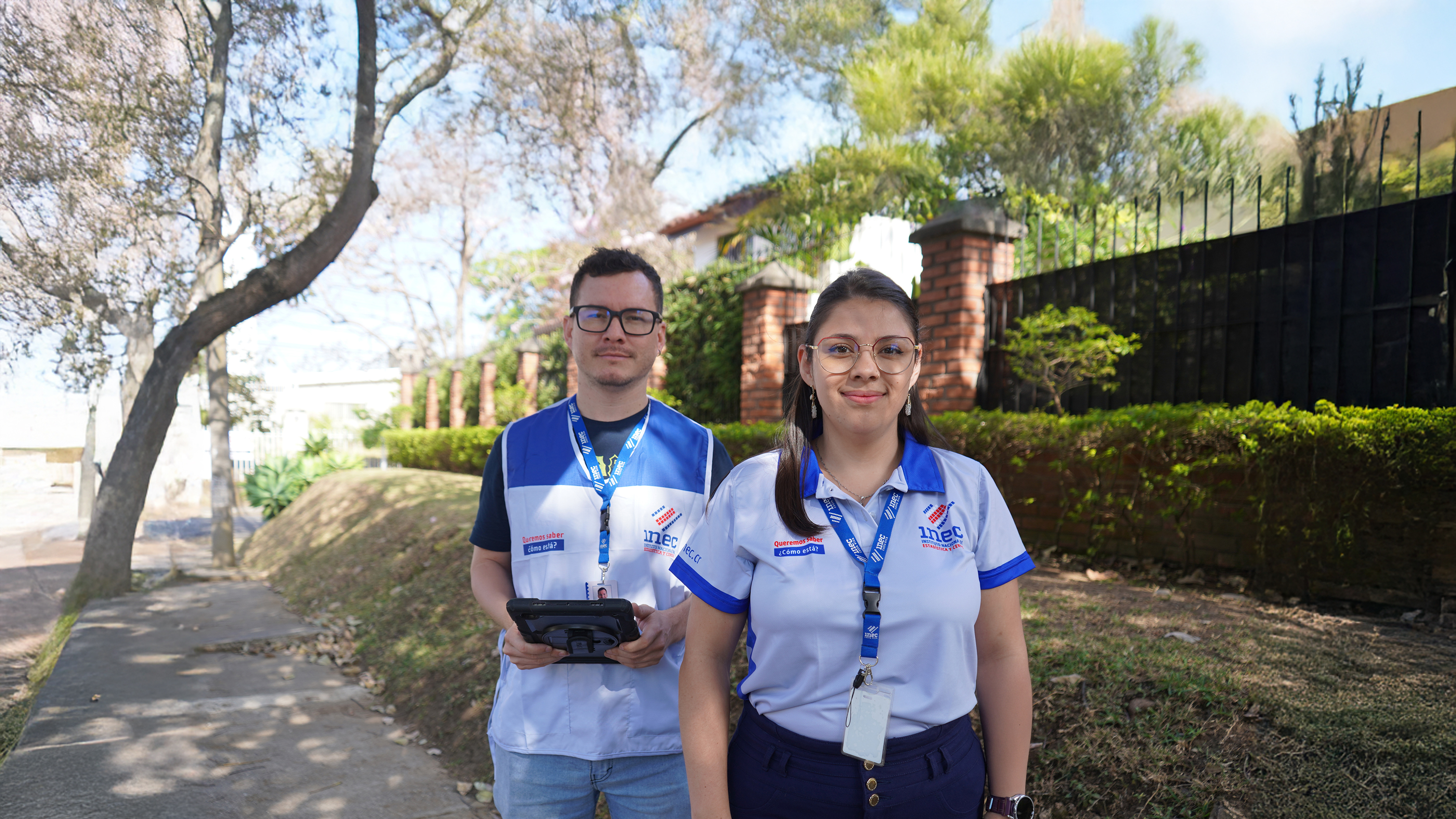 Imagen ilustrativa. Hombre y mujer, trabajadores del INEC para recolección de datos en campo. Recursos Humanos. Setiembre 2025.