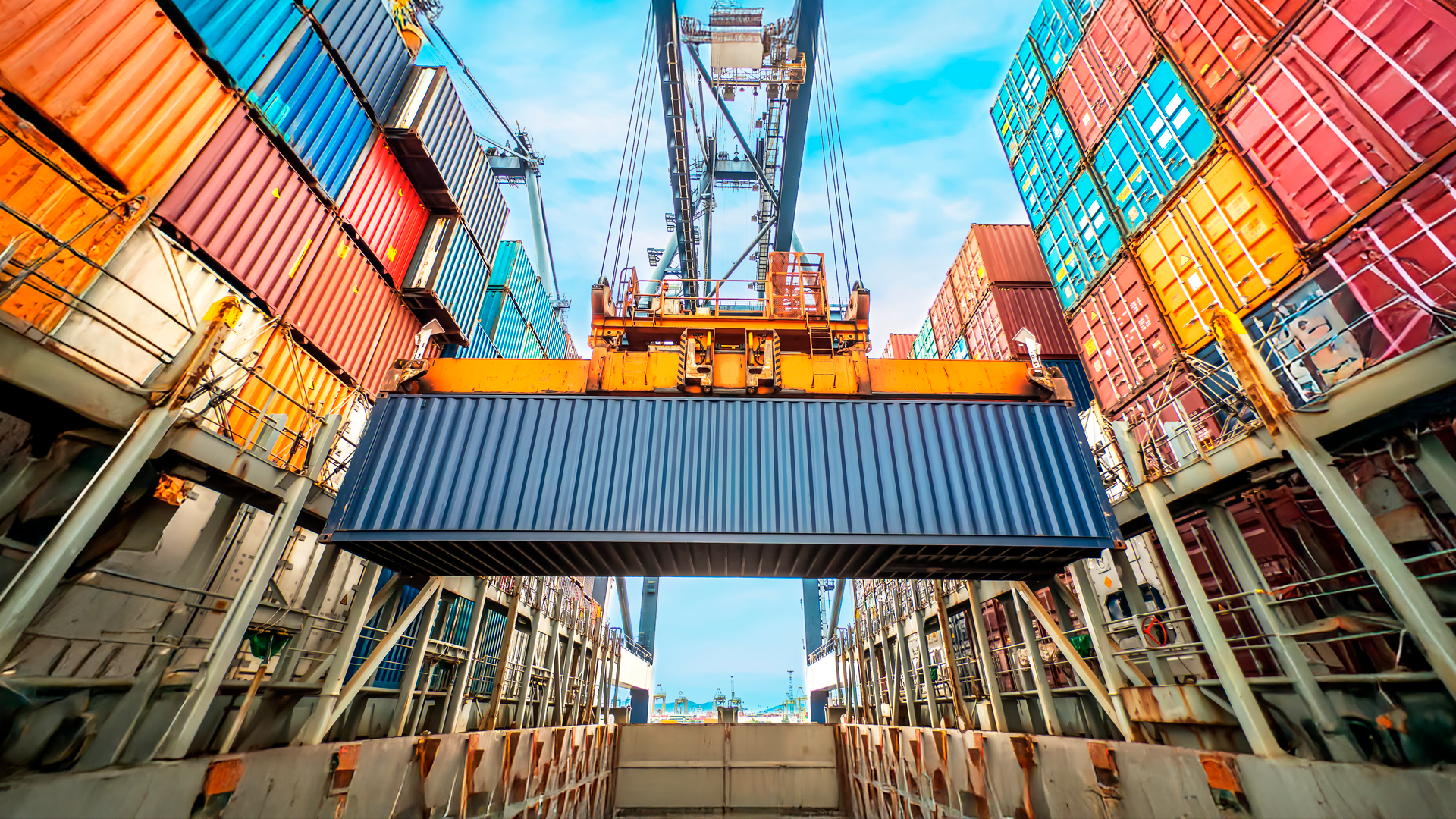 Imagen ilustrativa. Grúa levanta contendor para transporte de mercancías. Comercio Exterior. Tercer trimestre 2025. Preliminar.