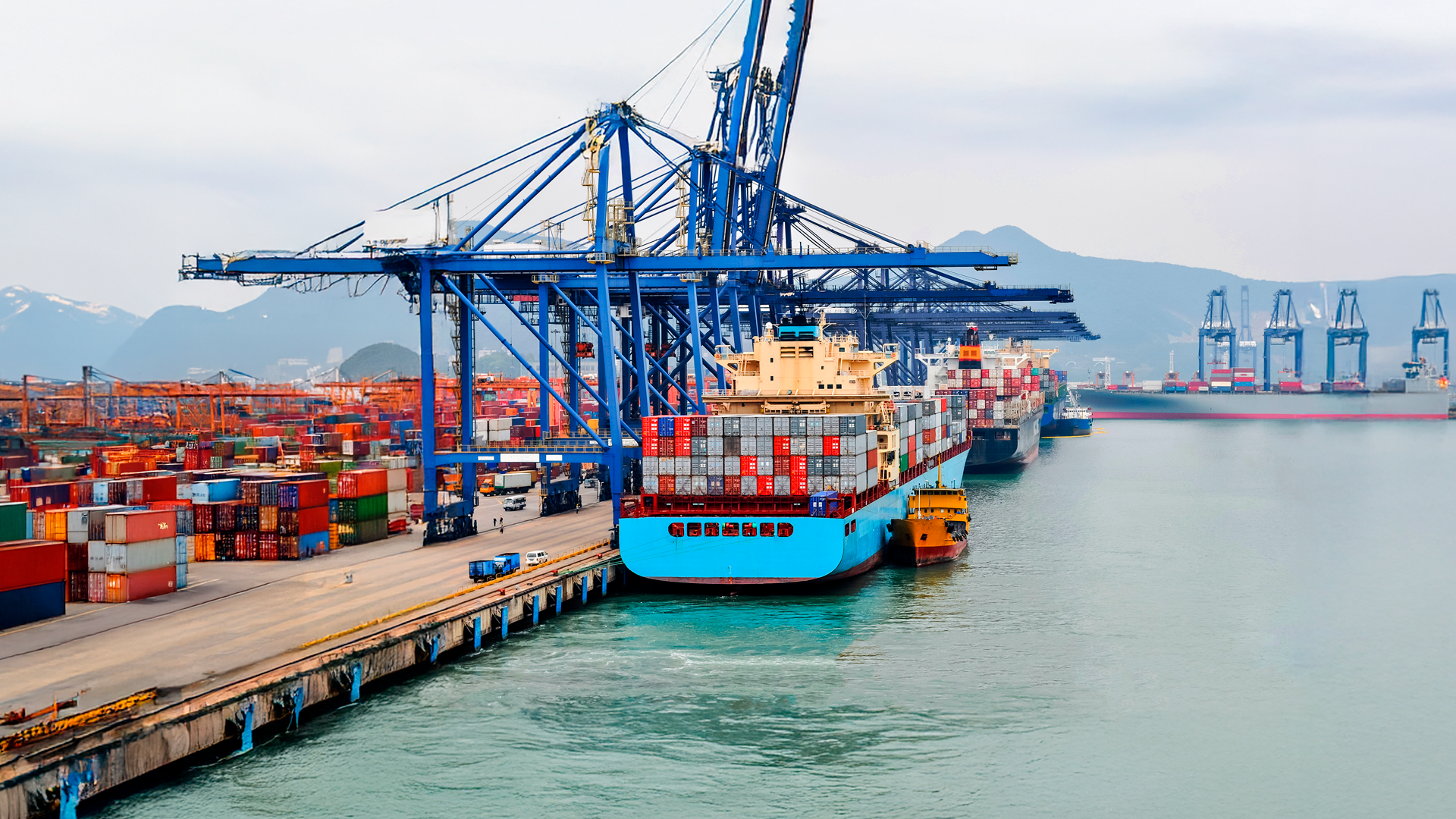 Imagen ilustrativa. Barco carguero en muelle de contenedores. Comercio Exterior. Anual 2024. Definitivo.