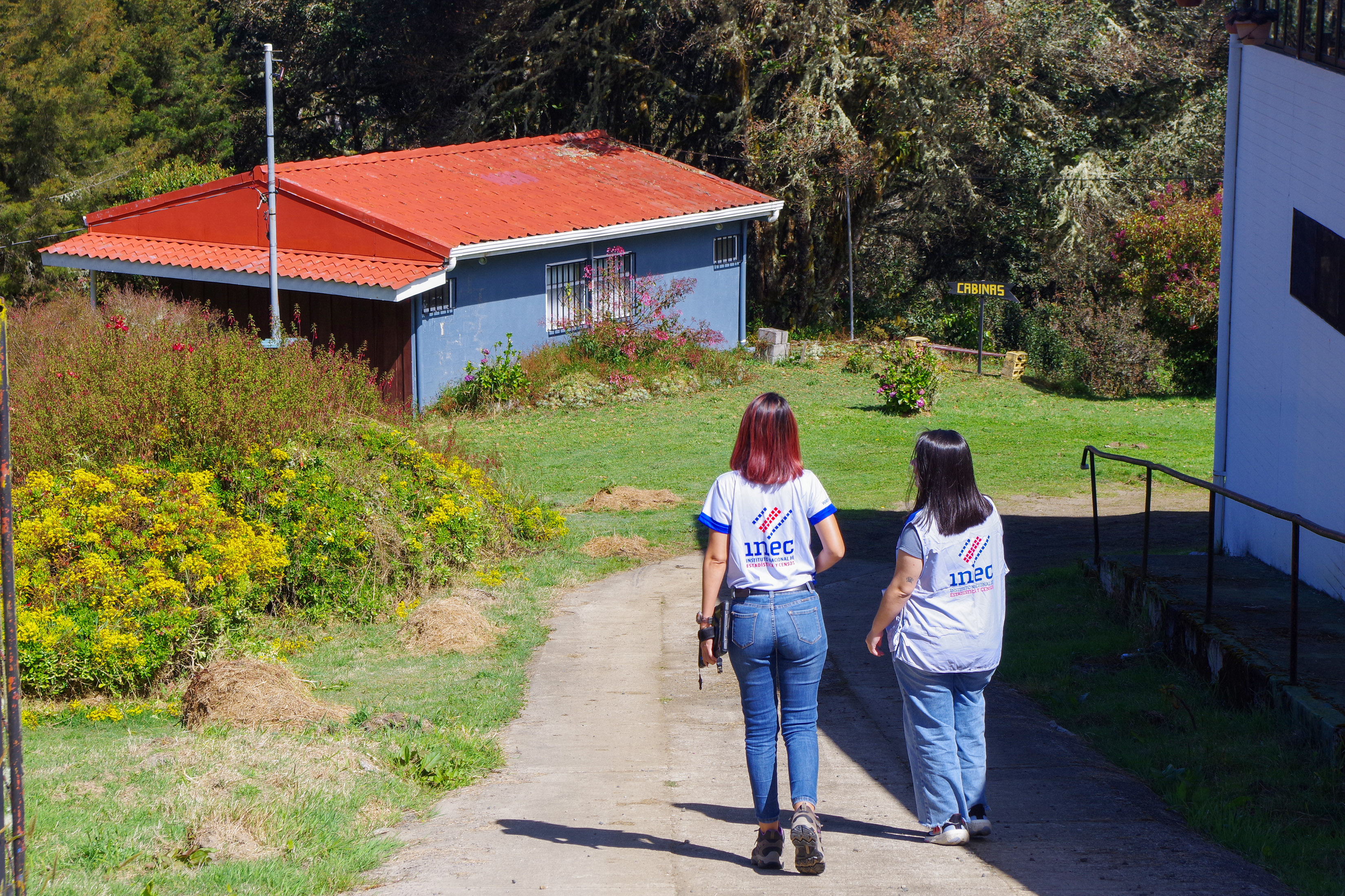 Entrevistadoras hacia la vivienda