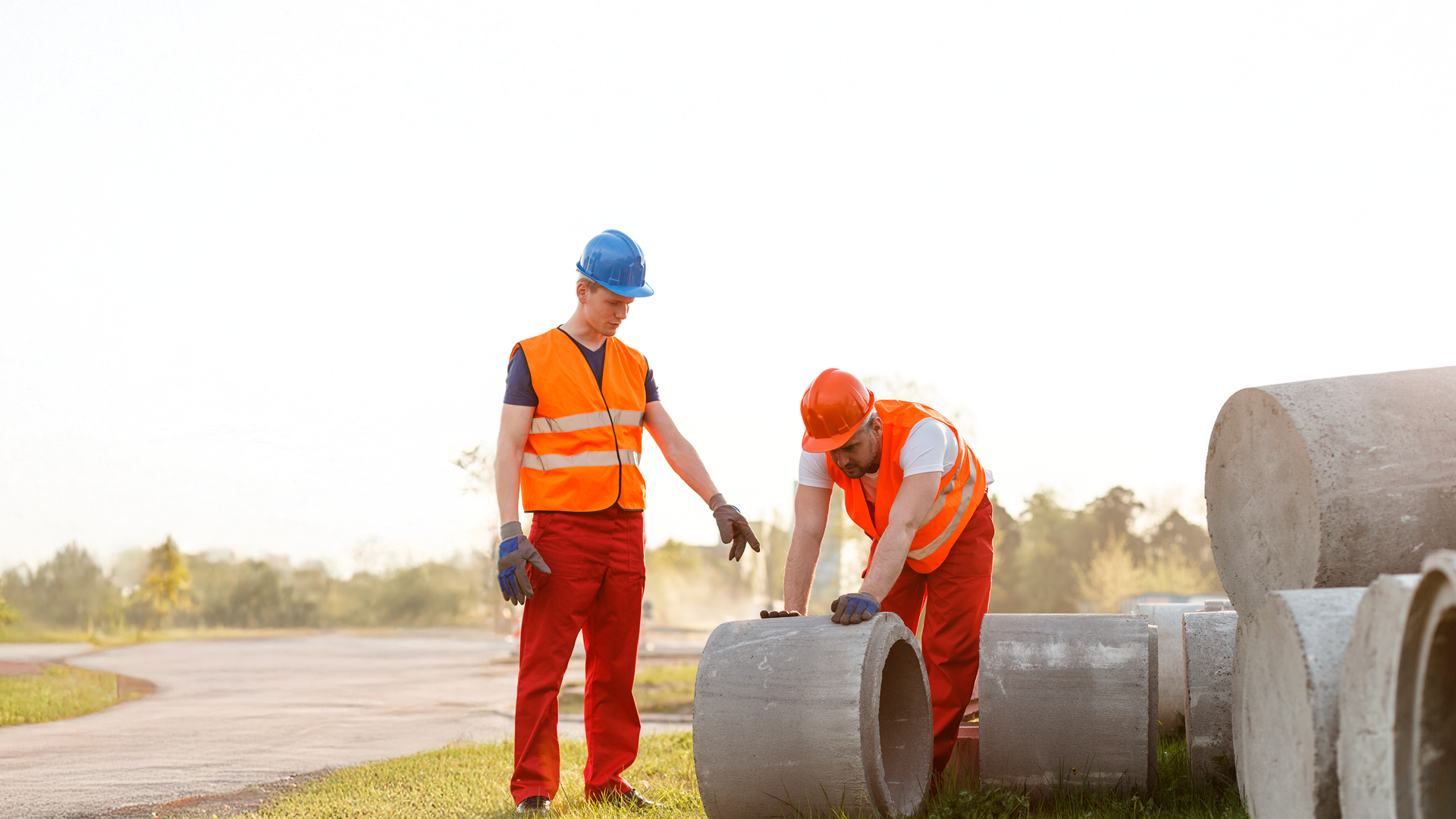Imagen ilustrativa. Trabajadores de la construcción revisan tubería de concreto. IPCons. Noviembre 2025..