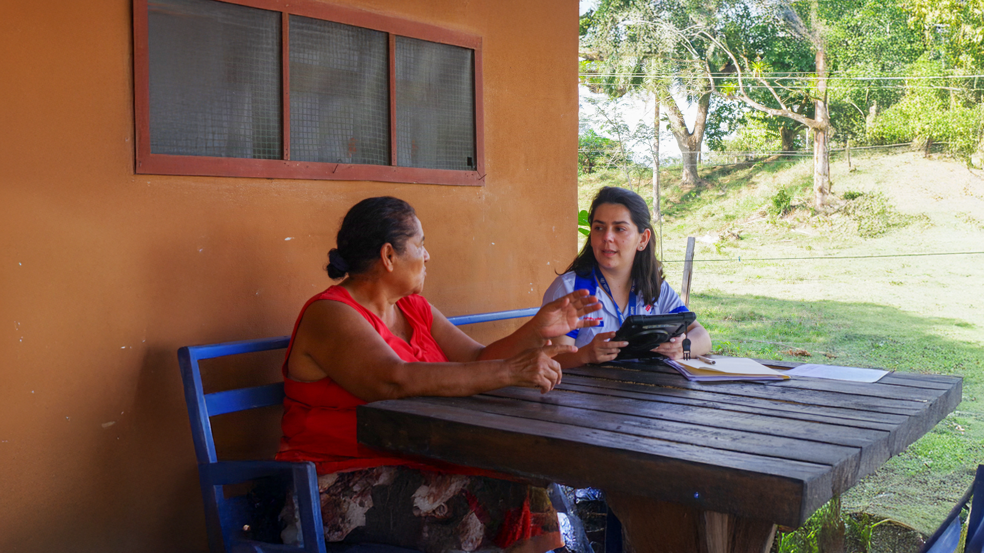 Imagen ilustrativa. Persona entrevistadora del INEC realiza encuesta a mujer en su hogar. Inicio ECH. 2026