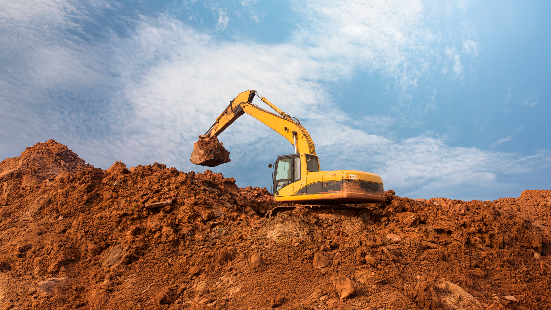 Imagen ilustrativa. Maquinaria de construcción en labores de movimiento de tierra. IPCons. ENE 2026.