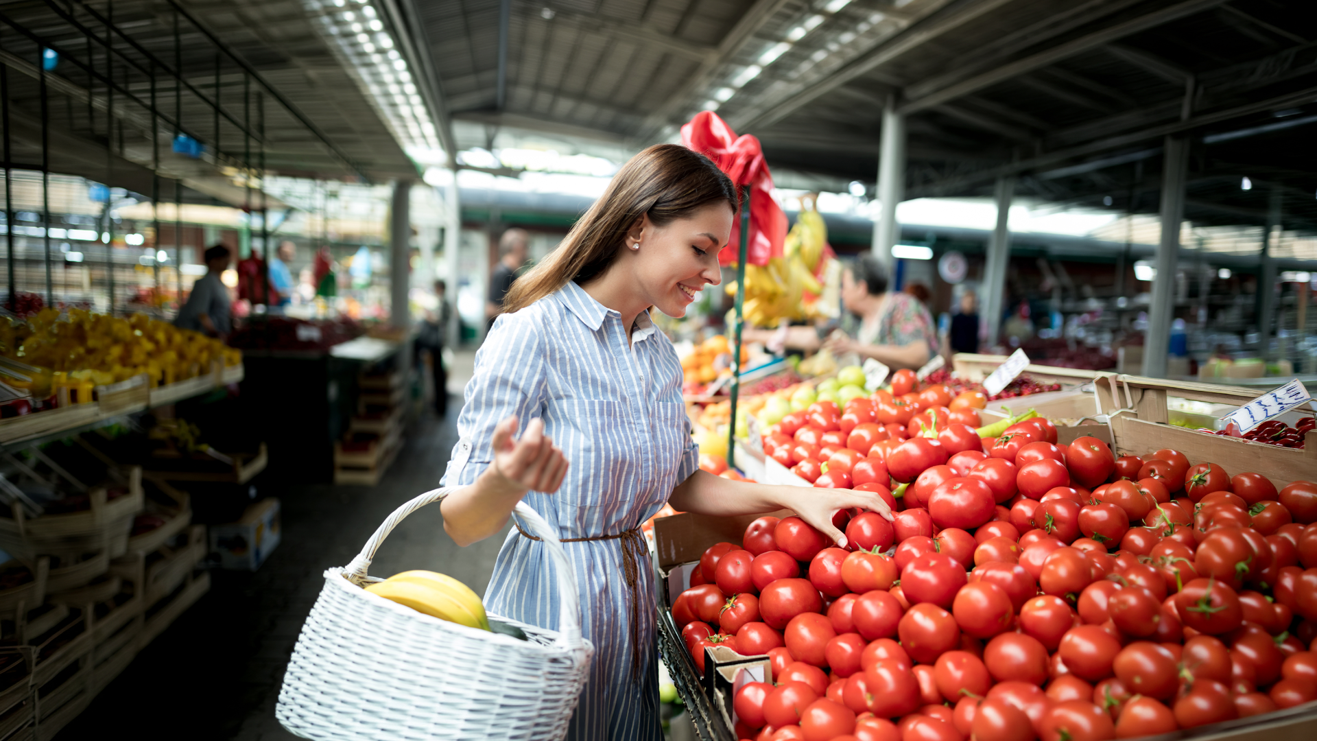 Imagen ilustrativa. Mujer comprando tomate en la feria. IPC. ABR 2026.