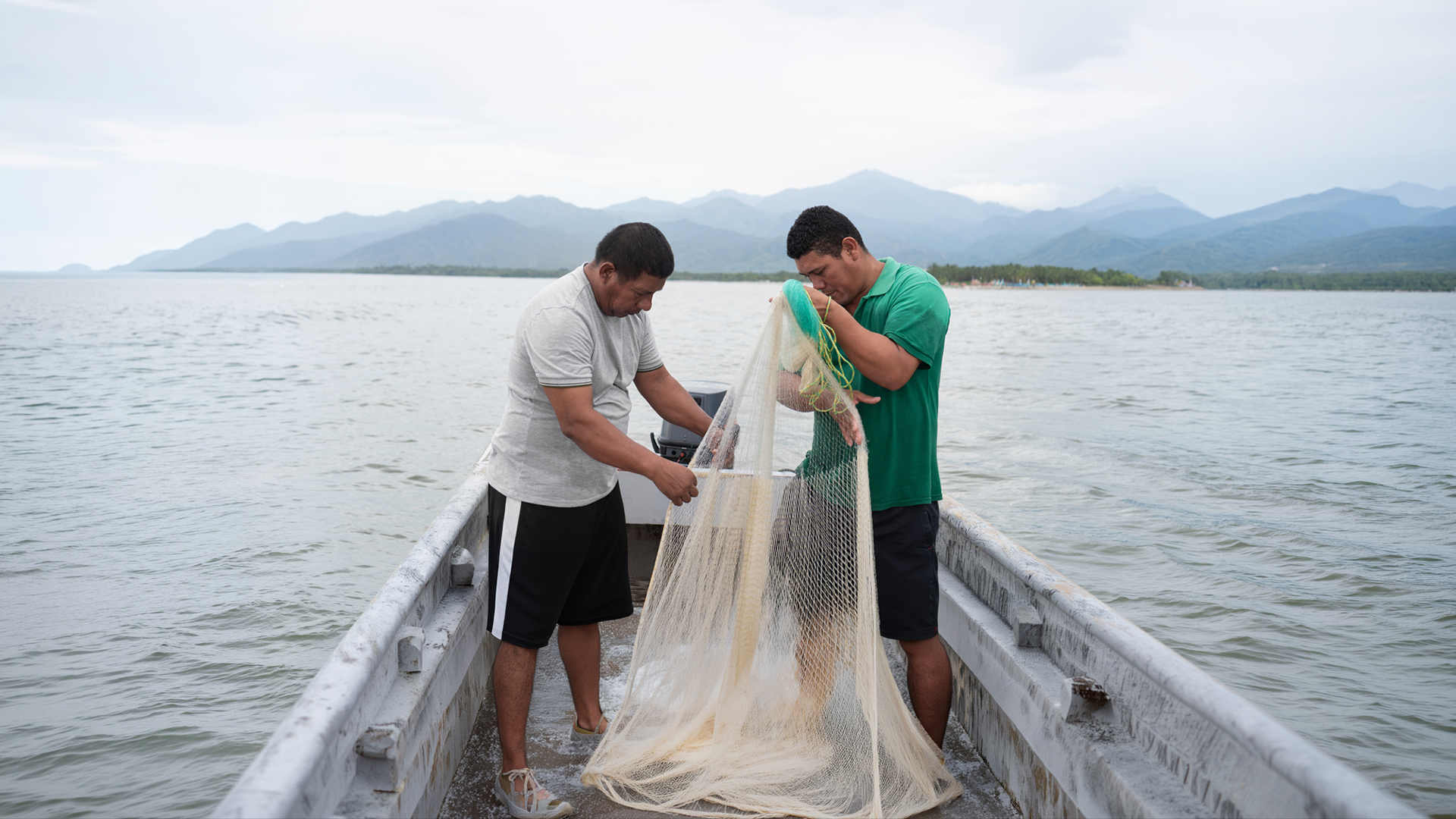 Imagen ilustrativa. Dos pescadores artesanales en su bote, prepararan la redes para lanzarlas al mar. ECE. Trim MAM 2026.