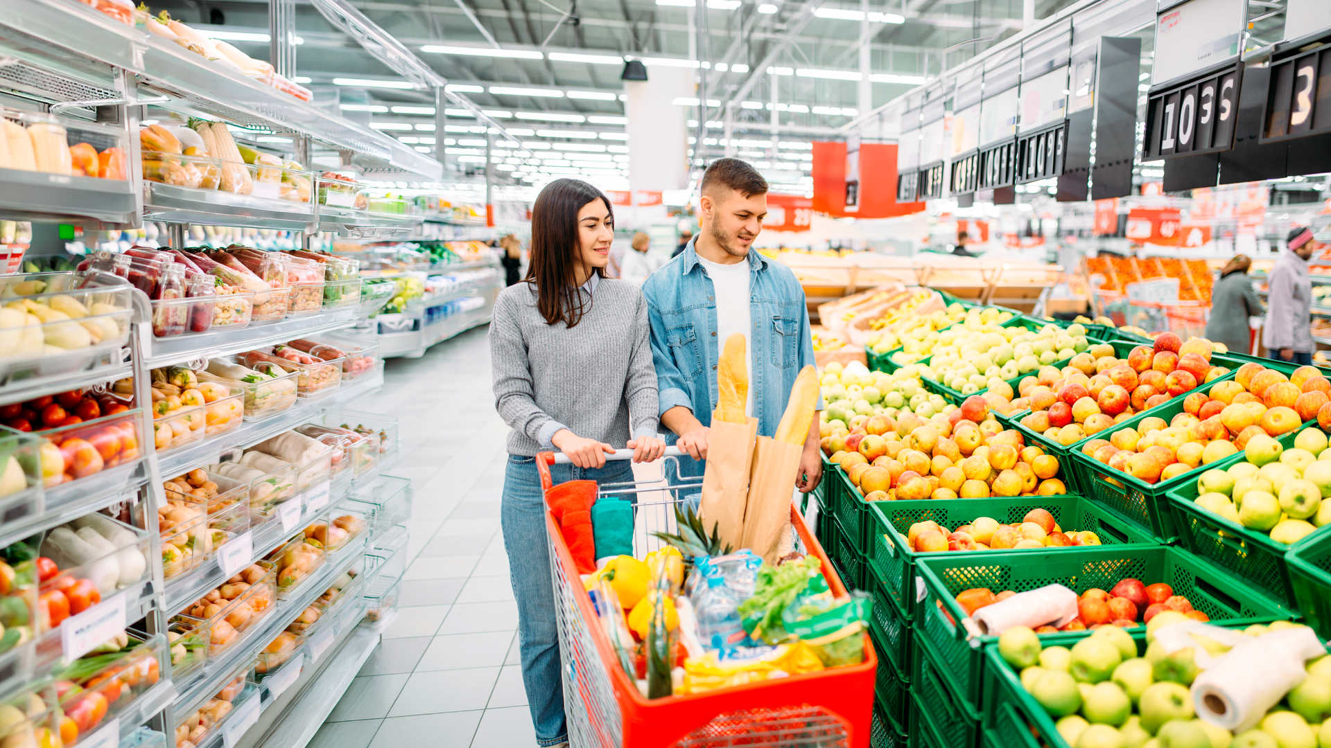 Imagen ilustrativa. Mujer y hombre jóvenes hace compras en supermercado. IPC. JUL 2026.