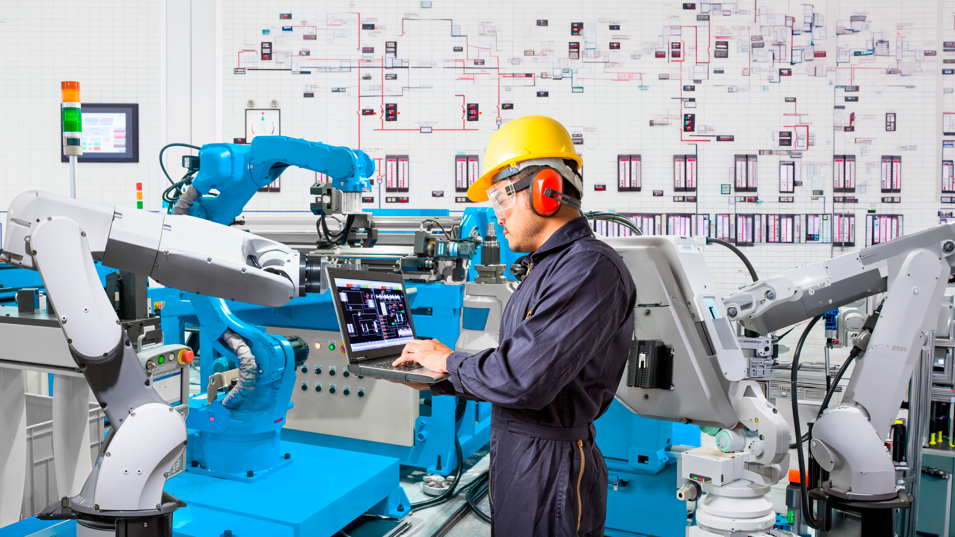 Imagen ilustrativa. Trabajador industrial en fábrica automatizada con equipo robótico. ECE. Trim JJA 2026.